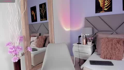 Pamela Duque  online show from September 28, 12:32 pm