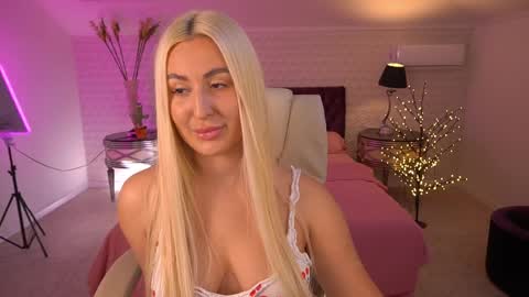 Lia online show from April 5, 1:52 pm