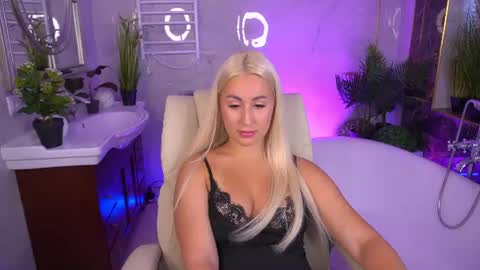 Snapshot of paolamola chatting on June 21, 2:08 pm Lia online show from June 21, 2:08 pm