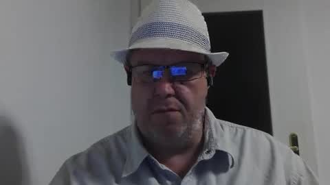 Snapshot of para3214 chatting on November 18, 2:43 pm para3214 online show from November 18, 2:43 pm