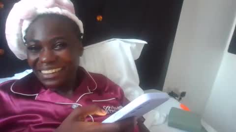 Snapshot of passionate_hawa chatting on December 2, 6:41 am Evvie online show from December 2, 6:41 am