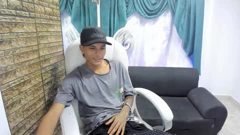 Snapshot of paul_booy chatting on November 5, 2:00 am Paul online show from November 5, 2:00 am