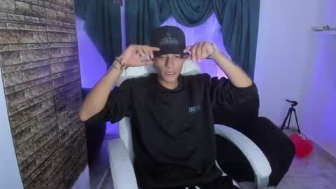 Snapshot of paul_booy chatting on November 18, 2:39 am Paul online show from November 18, 2:39 am