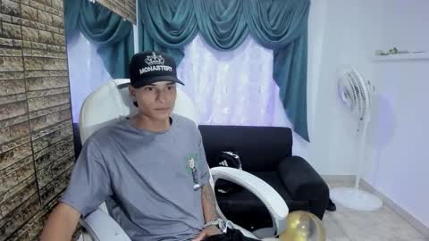 Snapshot of paul_booy chatting on November 26, 3:29 am Paul online show from November 26, 3:29 am