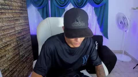 Snapshot of paul_booy chatting on November 29, 11:52 pm Paul online show from November 29, 11:52 pm