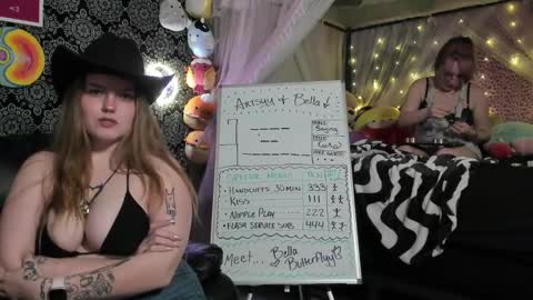 ArtsyHeartsyy online show from January 2, 4:52 am