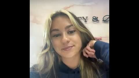 peachesncreampiezz online show from June 27, 6:02 pm