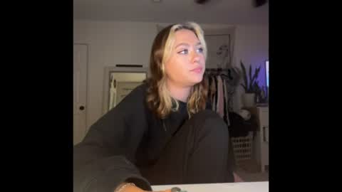 peachesncreampiezz online show from July 12, 2:35 am