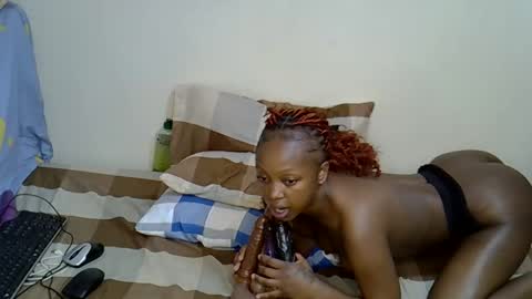 Snapshot of peachysparkel chatting on February 21, 3:46 pm peachysparkel online show from February 21, 3:46 pm