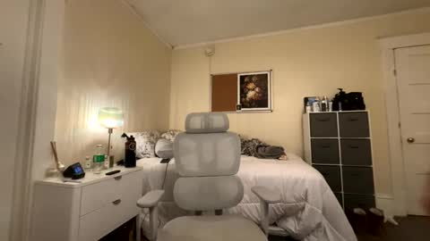 PeachyObsession online show from April 7, 1:50 am