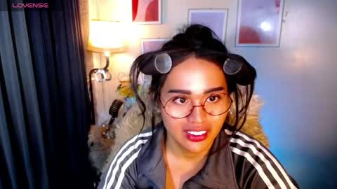 Snapshot of peakaboo_xx chatting on June 2, 6:54 pm Angel Creamdensada online show from June 2, 6:54 pm