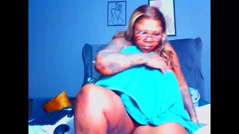 Snapshot of pearlblu38 chatting on November 10, 6:18 pm Pearl online show from November 10, 6:18 pm