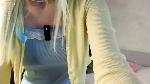 Snapshot of peek_in_my_window chatting on September 13, 2:11 am tony online show from September 13, 2:11 am