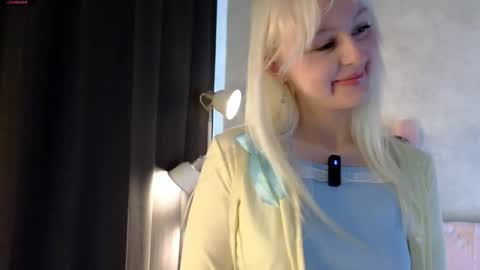 Snapshot of peek_in_my_window chatting on September 23, 3:20 am tony online show from September 23, 3:20 am