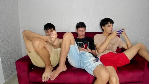 Snapshot of pelusos_mens chatting on December 19, 8:55 pm CAIN-19 ALLEN-18 RONALD-18 AUSTIN-18 MOD DANTE online show from December 19, 8:55 pm