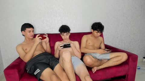 Snapshot of pelusos_mens chatting on January 8, 6:41 am CAIN-19 ALLEN-18 RONALD-18 AUSTIN-18 MOD DANTE online show from January 8, 6:41 am