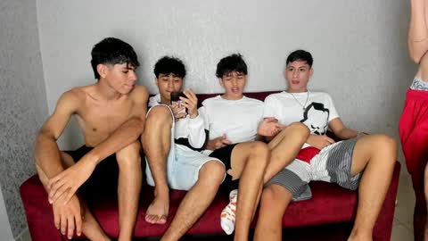 Snapshot of pelusos_mens chatting on January 14, 8:37 pm CAIN-19 ALLEN-18 RONALD-18 AUSTIN-18 MOD DANTE online show from January 14, 8:37 pm
