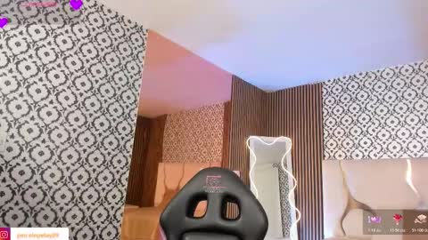 Snapshot of penelope_tay chatting on February 9, 3:32 am penelope online show from February 9, 3:32 am