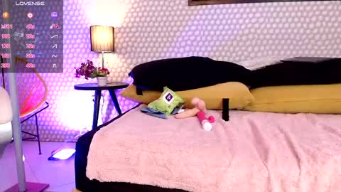 Penelope  Lets get to 100 hands up  online show from April 24, 4:26 am