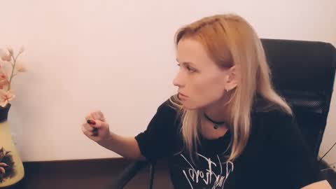 Mia online show from September 10, 9:53 am