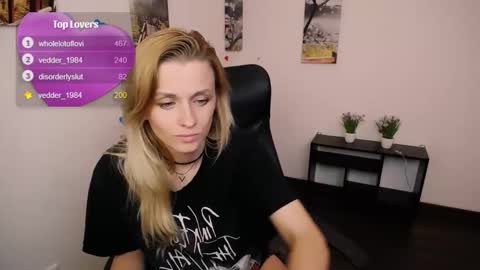 Mia online show from September 30, 8:36 pm