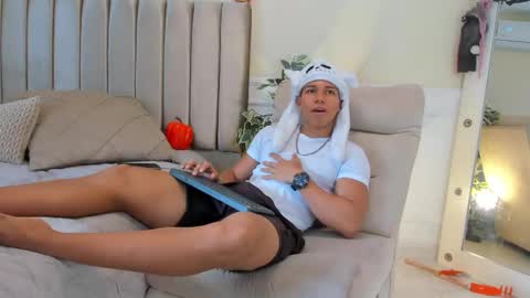 Snapshot of percy_god chatting on October 22, 7:13 pm percy_god online show from October 22, 7:13 pm