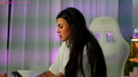 Dee online show from March 25, 5:30 pm