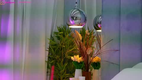 Dee online show from April 14, 1:28 pm