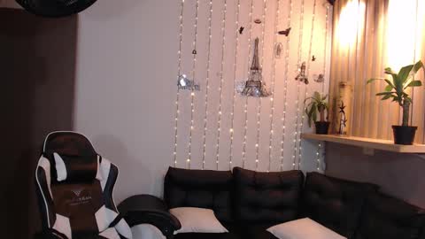 Snapshot of perla_st chatting on February 17, 6:15 pm Perla online show from February 17, 6:15 pm