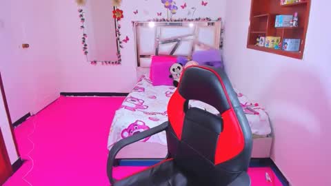 Snapshot of perlabeautiful chatting on February 20, 1:46 am PERLA online show from February 20, 1:46 am