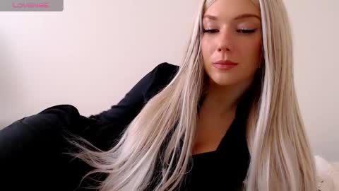Snapshot of pervyblonde chatting on March 23, 9:24 am Isabella online show from March 23, 9:24 am