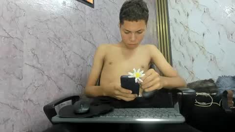 Snapshot of petal_bigx19 chatting on July 13, 7:16 pm petal_bigx19 online show from July 13, 7:16 pm