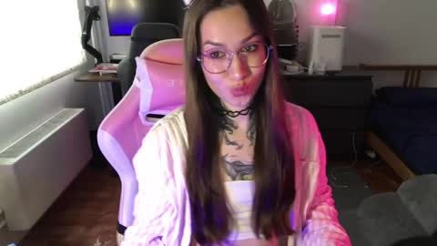 Snapshot of petal_dust_ chatting on April 28, 1:27 pm petal_dust_ online show from April 28, 1:27 pm