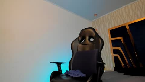 Snapshot of petesevans_1 chatting on December 5, 6:00 am PETES EVANS new account online show from December 5, 6:00 am