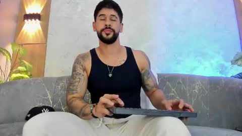 Snapshot of petesevans_1 chatting on July 7, 8:02 pm PETES EVANS new account online show from July 7, 8:02 pm