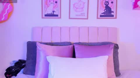 Snapshot of petit_rosseowo chatting on October 31, 2:45 am Im Rosse but u can call me Rossie or Rosita . online show from October 31, 2:45 am