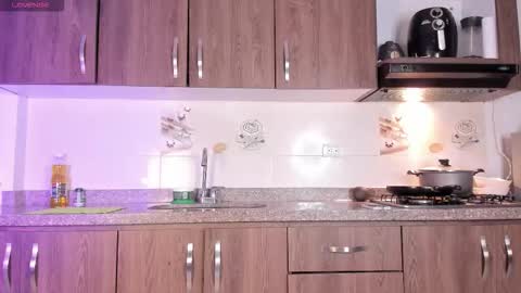 Snapshot of petit_rosseowo chatting on November 6, 12:22 am Im Rosse but u can call me Rossie or Rosita . online show from November 6, 12:22 am