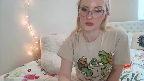 Snapshot of petite_cupcake chatting on November 11, 6:30 pm Little cupcake online show from November 11, 6:30 pm