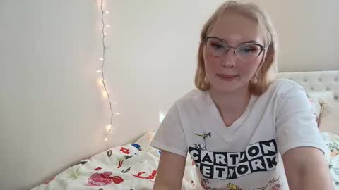 Snapshot of petite_cupcake chatting on November 17, 7:30 pm Little cupcake online show from November 17, 7:30 pm