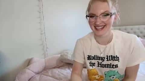 Snapshot of petite_cupcake chatting on April 21, 4:12 pm Little cupcake online show from April 21, 4:12 pm