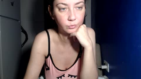 Snapshot of petite_danielle chatting on July 16, 8:59 pm petite_danielle online show from July 16, 8:59 pm