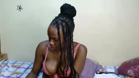 Snapshot of petite_desiree chatting on November 28, 7:27 pm Desiree online show from November 28, 7:27 pm