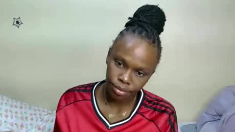 Snapshot of petite_desiree chatting on December 3, 10:19 pm Desiree online show from December 3, 10:19 pm