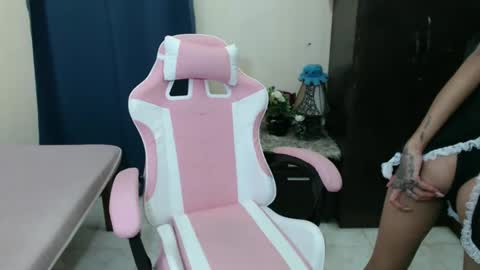 Snapshot of petite_ladysnake chatting on December 5, 3:04 am Jan online show from December 5, 3:04 am