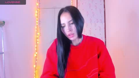 Snapshot of petite_linda chatting on March 8, 8:33 am Linda online show from March 8, 8:33 am