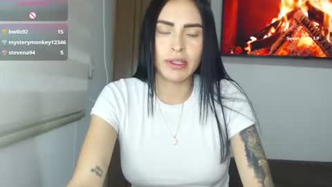 Snapshot of petite_linda chatting on June 11, 12:32 am Linda online show from June 11, 12:32 am