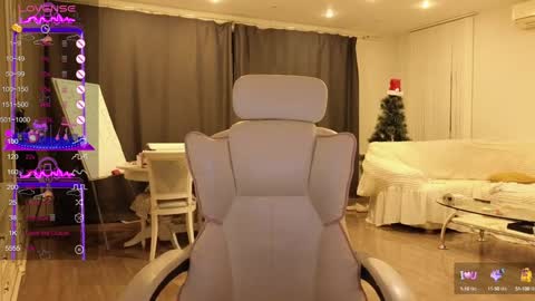 Snapshot of petite_peach__ chatting on January 21, 9:57 pm Evelin online show from January 21, 9:57 pm