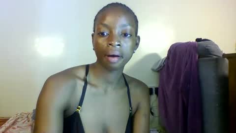 Snapshot of petite_queen001 chatting on October 10, 1:15 am petite_queen001 online show from October 10, 1:15 am
