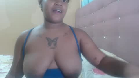 Snapshot of petitechocolatemommy chatting on November 19, 6:52 pm petitechocolatemommy online show from November 19, 6:52 pm