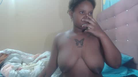 Snapshot of petitechocolatemommy chatting on November 27, 5:37 pm petitechocolatemommy online show from November 27, 5:37 pm